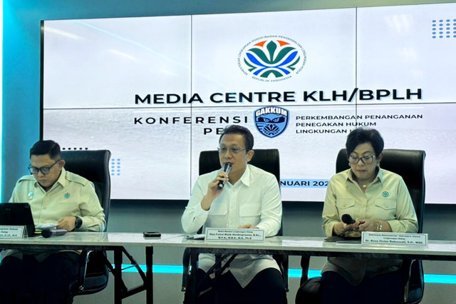 Deputi Gakkum KLH Rizal Irawan, Wamen LH Diaz Hendropriyono, Sestama KLH/BPLH Rosa Vivien Ratnawati dalam konferensi pers di Plaza Kuningan, Jakarta Selatan, Rabu (21/1/2026). Foto: Amira Nada/kumparan
