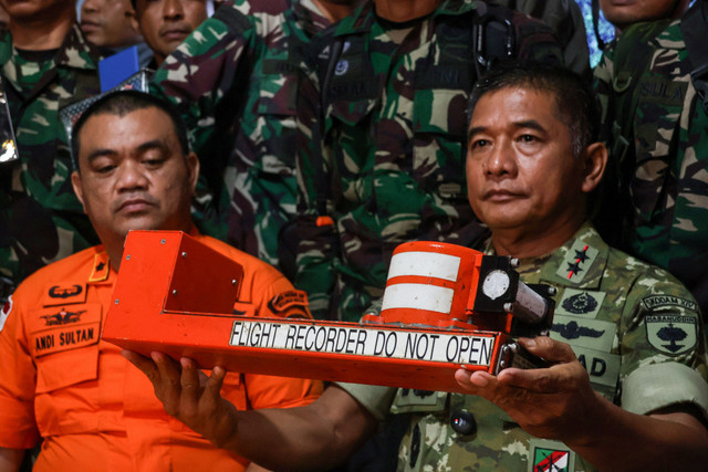 Panglima Kodam XIV Hasanuddin Mayjen TNI Bangun Nawoko (kanan) memperlihatkan alat perekaman penerbangan atau kotak hitam pesawat ATR 42-500 di posko aju Tompo Bulu, Kabupaten Pangkajene dan Kepulauan, Sulawesi Selatan, Rabu (21/1/2026). Foto: Arnas Padda/ANTARA FOTO