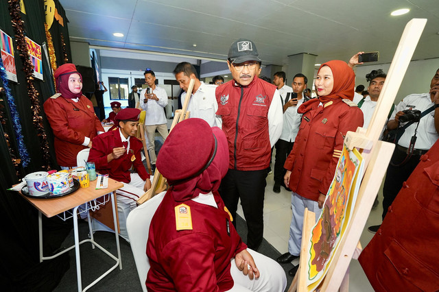 Mensos Saifullah Yusuf (Gus Ipul) berdialog dengan siswa dan orang tua saat kunjungan ke Sekolah Rakyat Menengah Atas (SRMA) 36 Bojonegoro, Jawa Timur, Rabu (21/1/2026). Foto: Kemensos RI