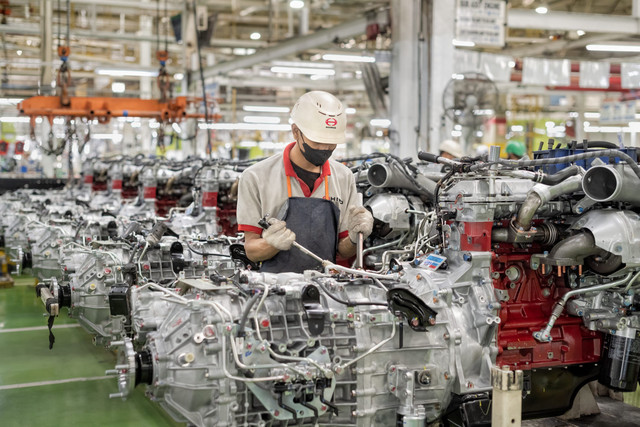Proses produksi kendaraan niaga Hino di pabrik Purwakarta. Foto: Hino Indonesia