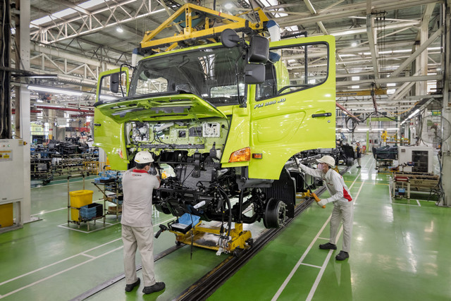 Proses produksi kendaraan niaga Hino di pabrik Purwakarta. Foto: Hino Indonesia