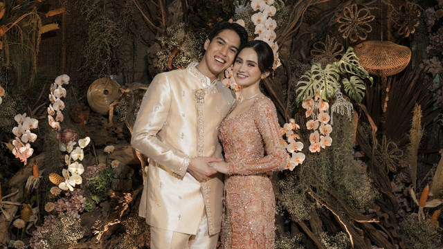 Syifa Hadju kenakan kebaya soft terracotta di hari pertunangan dengan El Rumi, Rabu (21/1/2026). Foto: Bridestory