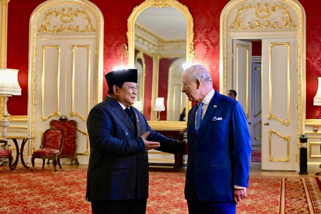 Presiden Prabowo Subianto berbincang dengan Raja Charles III saat menghadiri pertemuan kelompok filantropi lingkungan Indonesia-Inggris di Lancaster House, London, Inggris, Rabu (21/1/2026).  Foto: Biro Pers Sekretariat Presiden