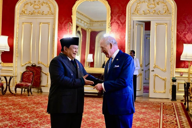 Presiden Prabowo Subianto berbincang dengan Raja Charles III saat menghadiri pertemuan kelompok filantropi lingkungan Indonesia-Inggris di Lancaster House, London, Inggris, Rabu (21/1/2026).  Foto: Biro Pers Sekretariat Presiden