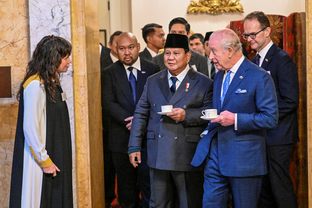 Presiden Prabowo Subianto berbincang dengan Raja Charles III saat menghadiri pertemuan kelompok filantropi lingkungan Indonesia-Inggris di Lancaster House, London, Inggris, Rabu (21/1/2026). Foto: Galih Pradipta/ANTARA FOTO