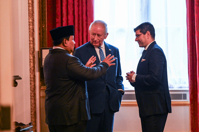 Presiden Prabowo Subianto berbincang dengan Raja Charles III saat menghadiri pertemuan kelompok filantropi lingkungan Indonesia-Inggris di Lancaster House, London, Inggris, Rabu (21/1/2026). Foto: Galih Pradipta/ANTARA FOTO