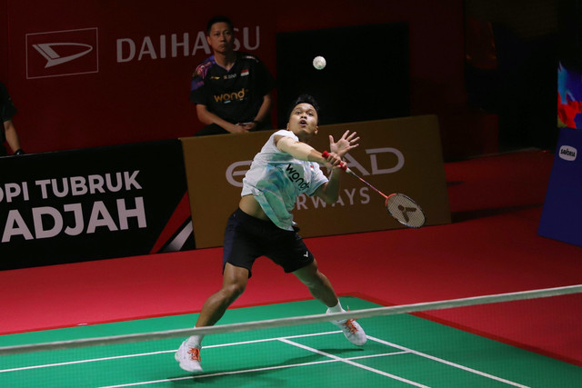 Tunggal putra Indonesia Anthony Sinisuka Ginting melawan wakil Belgia Julien Carraggi pada Daihatsu Indonesia Master 2026 di Istora Senayan, Jakarta, Rabu (21/1/2026). Foto: Jamal Ramadhan/kumparan