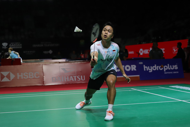 Tunggal putra Indonesia Anthony Sinisuka Ginting melawan wakil Belgia Julien Carraggi pada Daihatsu Indonesia Master 2026 di Istora Senayan, Jakarta, Rabu (21/1/2026). Foto: Jamal Ramadhan/kumparan