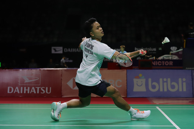 Tunggal putra Indonesia Anthony Sinisuka Ginting melawan wakil Belgia Julien Carraggi pada Daihatsu Indonesia Master 2026 di Istora Senayan, Jakarta, Rabu (21/1/2026). Foto: Jamal Ramadhan/kumparan