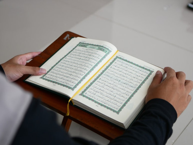 Ilustrasi Baca Yasin 3 Kali Nisfu Syaban. Foto: Unsplash/Masjid MABA