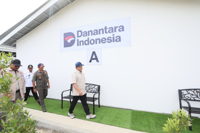Kasatgas Percepatan Rehabilitasi dan Rekonstruksi Pascabencana Sumatera, Muhammad Tito Karnavian meninjau huntara yang dibangun Danantara bagi para pengungsi bencana di kawasan Kantor MTQ, Kabupaten Pidie Jaya, Aceh, Rabu (21/1/2026). Foto: Dok. Kemendagri