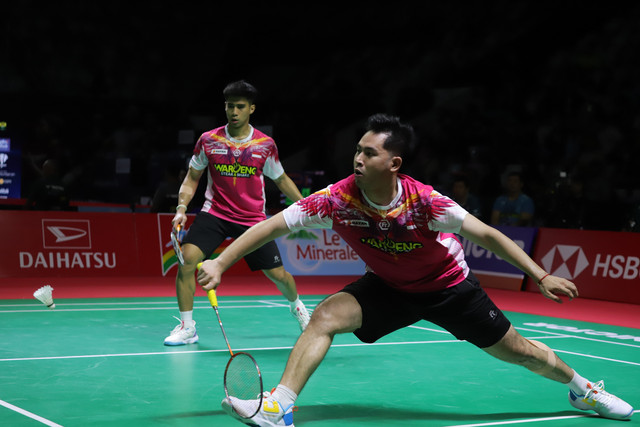 Pasangan ganda putra Indonesia Sabar Karyaman Gutama/Reza Pahlevi Isfahani bertanding melawan ganda putra Malaysia Nur Mohd Azriyn Ayub/Tan Wee Kiong pada Daihatsu Indonesia Master 2026 di Istora Senayan, Jakarta, Kamis (22/1/2026). Foto: Jamal Ramadhan/kumparan