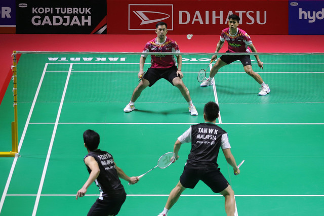 Pasangan ganda putra Indonesia Sabar Karyaman Gutama/Reza Pahlevi Isfahani bertanding melawan ganda putra Malaysia Nur Mohd Azriyn Ayub/Tan Wee Kiong pada Daihatsu Indonesia Master 2026 di Istora Senayan, Jakarta, Kamis (22/1/2026). Foto: Jamal Ramadhan/kumparan