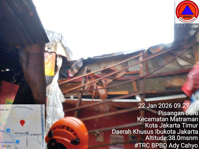 BPBD DKI Jakarta menangani rumah roboh di Matraman, Jakarta Timur, Kamis (22/1/2026). Foto: Dok. BPBD DKI Jakarta