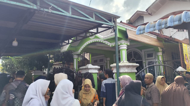 Suasana duka di rumah keluarga di Deli Tua yang tertabrak kereta api di Kota Tebing Tinggi, Kamis (22/1/2026). Foto: Amar Marpaung/kumparan
