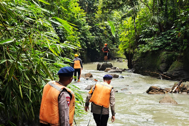 Tim Basarnas Bali tengah mencari korban terseret air bah di Kabupaten Tabanan, Bali. Foto: Dok. Basarnas Bali