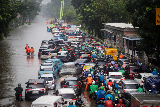 Sejumlah kendaraan bermotor antre mengular imbas genangan air banjir pada salah satu lajur yang tidak dapat dilalui di Jalan DI. Pandjaitan, Jakarta Timur, Kamis (22/1/2026). Foto: Iqbal Firdaus/kumparan