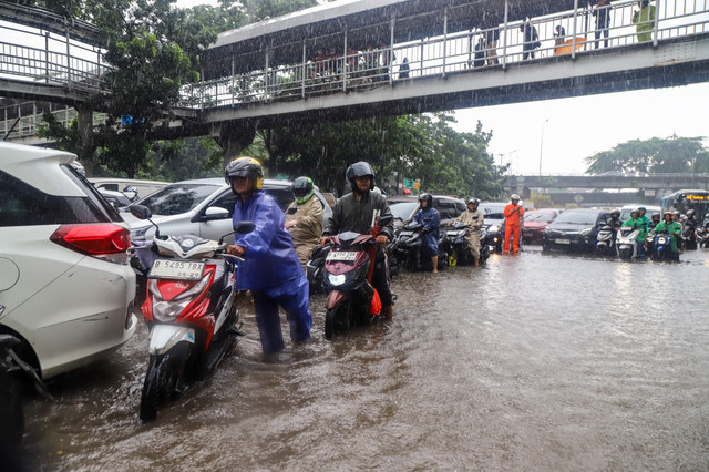Sejumlah kendaraan antre memanjang akibat genangan air banjir pada salah satu lajur yang tidak dapat dilalui di Jalan DI. Pandjaitan, Jakarta Timur, Kamis (22/1/2026). Foto: Iqbal Firdaus/kumparan