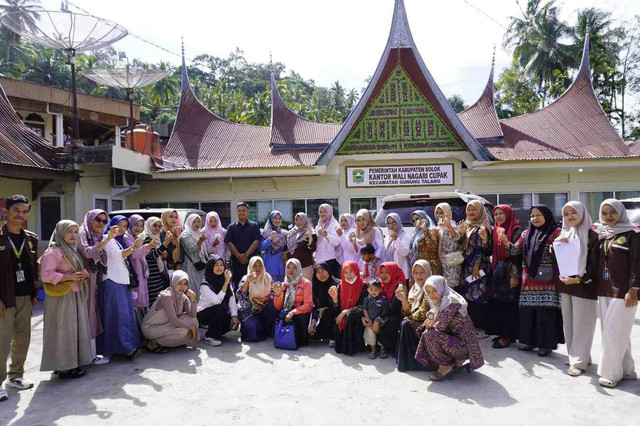 Foto bersama ibu-ibu PKK Nagari Cupak dan Tim PKM UNAND & UNES