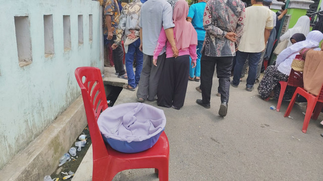 Tempat ember berisi uang sumbangan untuk keluarga duka yang diduga dicuri uangnya oleh wanita di Deli Tua, Deli Serdang, Kamis (22/1/2026). Foto: Amar Marpaung/kumparan