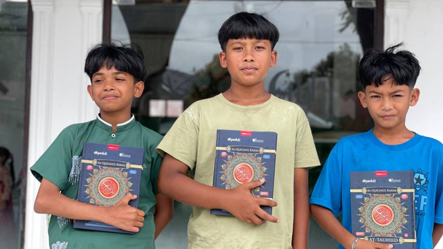 Kebahagiaan Penyintas dapatkan mushaf Al-Qur'an yang diberikan oleh DT Peduli dan Wakaf DT (Sumber : DT Peduli)