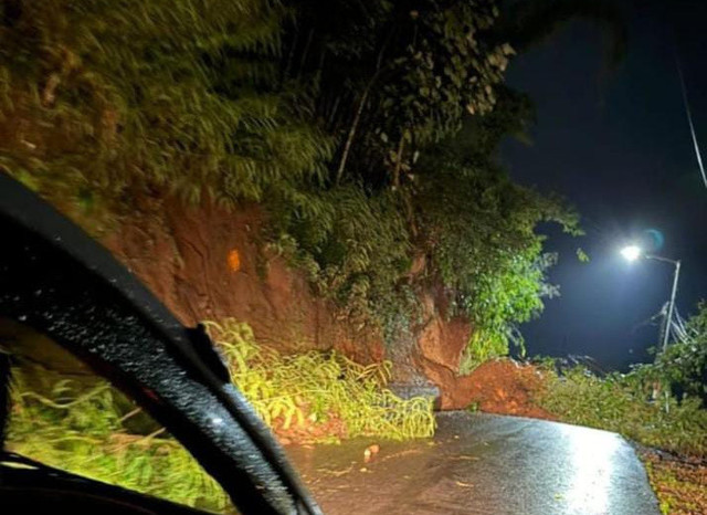 Jalur Malang-Kediri, di kawasan Kecamatan Pujon, Kabupaten Malang, tertutup longsor, Rabu malam (21/1/2026). Dok: Istimewa