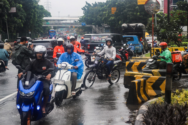 Kendaraan melintas saat petugas gabungan memberlakukan rekayasa lalu lintas berupa contraflow di Jalan DI Pandjaitan, Jakarta Timur, Kamis (22/1/2026). Foto: Iqbal Firdaus/kumparan