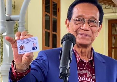 Sultan HB X menunjukkan Kartu Keanggotaan PWI miliknya. Foto: Pandangan Jogja/Resti D