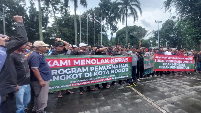 Massa sopir dan pemilik angkutan kota (Angkot) menggelar aksi di Gedung Balai Kota Bogor, Kamis (22/1).