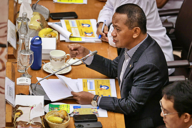Menteri ESDM Bahlil Lahadalia menyampaikan paparan saat rapat kerja dengan Komisi XII DPR di Kompleks Parlemen, Senayan, Jakarta, Kamis (22/1/2026). Foto: Dhemas Reviyanto/ANTARA FOTO