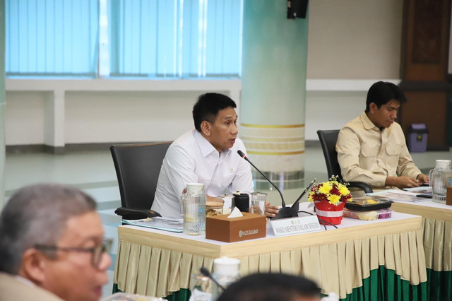 Wamendagri Akhmad Wiyagus dalam rapat bersama anggota Komisi II DPR RI tentang Pengawasan terhadap BUMD dan Bank Daerah serta Implementasi Layanan Pertahanan Elektronik di Provinsi Kalimantan Barat, bertempat di Kota Pontianak, Kamis (22/1/2026). Foto: Kemendagri RI