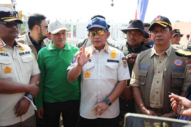 Mendagri, Tito Karnavian meninjau huntara di Desa Rumoh Rayeuk, Kecamatan Langkahan, Kabupaten Aceh Utara, Aceh, Kamis (22/1/2026). Foto: Dok. Kemendagri