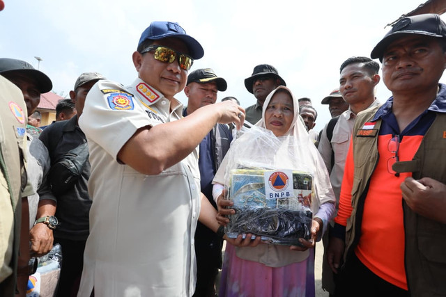 Mendagri Tito Karnavian selaku Kasatgas Rehabilitasi Pascabencana Sumatera meninjau pengungsian di Aceh Utara, Aceh, pada Kamis (22/1/2025). Foto: Kemendagri RI