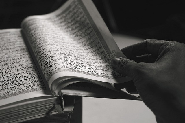 Seorang membaca Al Quran foto by Pixabay