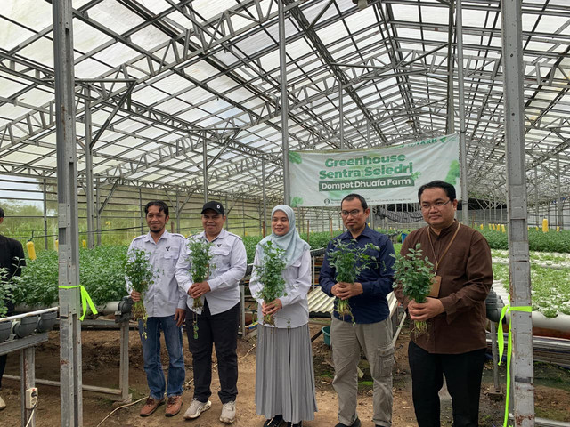 Prosesi Potong Pita Simbol Peresmian Greenhouse Sentra Seledri