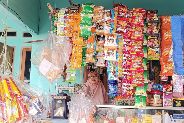 Wida Nurul saat berada di warung miliknya di Perumahan Villa Mutiara Mas 2, Desa Pahlawan Setia, Kecamatan Tarumajaya, Kabupaten Bekasi, Rabu, (21/1/2026). Foto: kumparan