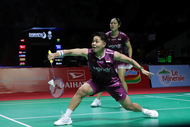 Ganda putri Indonesia Lanny Tria Mayasari dan Apriyani Rahayu saat melawan wakil Hongkong Tsang Hiu Yan dan Yeung Pui Lam pada babak 16 besar Indonesia Masters 2026 di Istora Senayan, Jakarta, Kamis (22/1/2026). Foto: Jamal Ramadhan/kumparan
