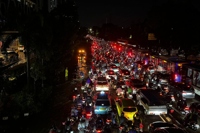 Kondisi kemacetan imbas banjir di Jalan DI Panjaitan, Jakarta, Kamis (22/1/2026). Foto: Rayyan Farhansyah/kumparan