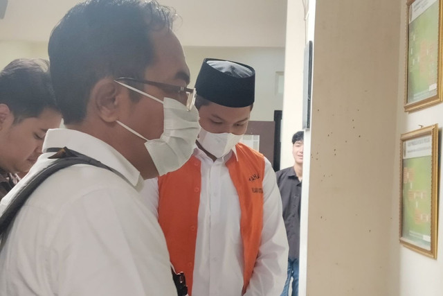 Terdakwa kasus konten video deepfake asusila menggunakan AI Chiko Radityatama Agung bersiap menjalani persidangan di PN Semarang, Kamis (22/1/2026). Foto: Intan Alliva Khansa/kumparan