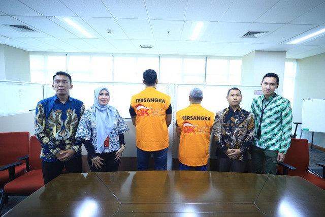 Penyidik OJK melimpahkan mantan Direktur Utama Investree, Adrian Asharyanto Gunadi, ke Penuntut Umum Kejaksaan Negeri Jakarta Selatan. Foto: OJK