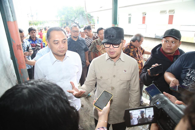 Wakil Menteri Dalam Negeri (Wamendagri) Bima Arya Sugiarto meninjau langsung operasional Pompa Air Darmokali di Kecamatan Wonokromo, Kota Surabaya, Jawa Timur, Kamis (22/1/2026). Foto: Kemendagri RI