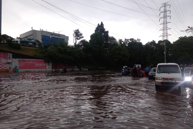 Kondisi banjir di Jalan DI Panjaitan, sekitar Stasiun Whoosh, Kamis (22/1/2026). Foto: KCIC