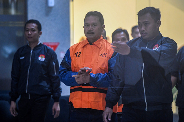 Tersangka kasus dugaan pidana korupsi terkait pemerasan dengan modus fee proyek dan dana CSR serta penerimaan lainnya atau gratifikasi di lingkungan Pemkot Maidi usai menjalani pemeriksaan di Gedung KPK Merah Putih, Jakarta, Selasa (20/1/2026). Foto: Muhammad Adimaja/ANTARA FOTO