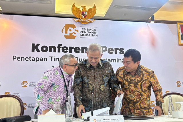 Ketua Dewan Komisioner LPS Anggito Abimanyu dan jajarannya dalam konferensi pers di Kantor Pusat LPS, Kamis (22/1/2026). Foto: Ave Airiza Gunanto/kumparan