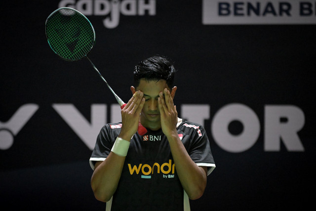 Tunggal putra Indonesia Alwi Farhan saat melawan wakil China Wang Zheng Xing pada babak 16 besar Daihatsu Indonesia Masters 2026 di Istora Senayan, Jakarta, Kamis (22/1/2026). Foto: Aditya Pradana Putra/ANTARA FOTO