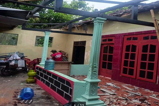 Kemensos menyalurkan bantuan kedaruratan bagi korban bencana angin puting beliung yang menerjang Kecamatan Karangpandan, Kabupaten Karanganyar, Jawa Tengah. Foto: Kemensos RI