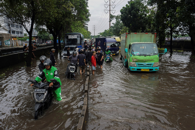Sejumlah kendaraan melintasi jalan yang terendam banjir di Jalan Daan Mogot, Jakarta, Kamis (22/1/2026). Foto: Ika Maryani/ANTARA FOTO