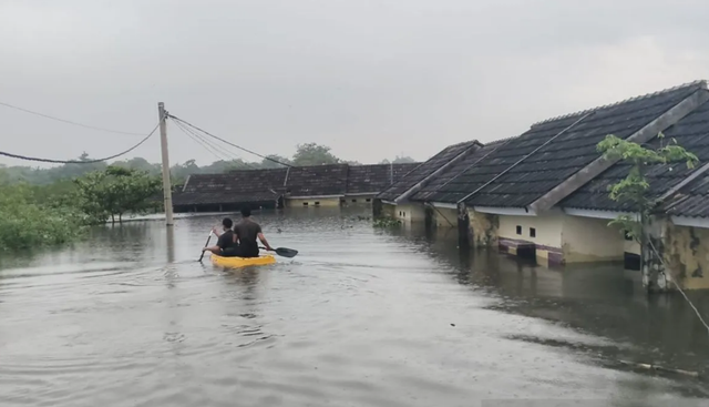 Petugas saat memonitor kondisi banjir yang melanda Perumahan Taman Cikande, Jayanti, Kabupaten Tangerang, Banten, Kamis (22/1/2025).  Foto: ANTARA/Azmi Samsul Maarif