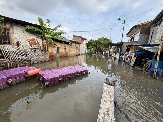 Kondisi banjir di perumahan warga sekitar Kali Cakung Lama, Jakarta Utara pada Jumat (23/1). Foto: Amira Nada Fauziyyah/kumparan