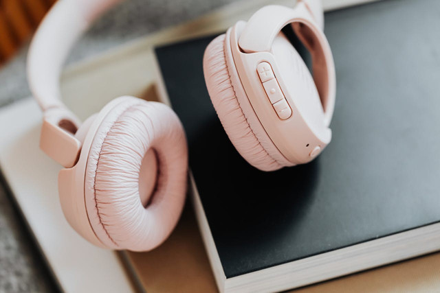 Ilustrasi headphone noise cancelling terbaik 2026. Foto: Unsplash